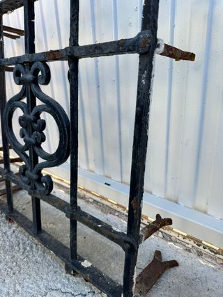 Pareja de rejas carceleras con penacho.