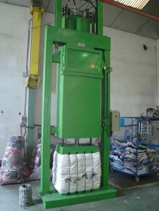 Prensa para empacar ropa usada