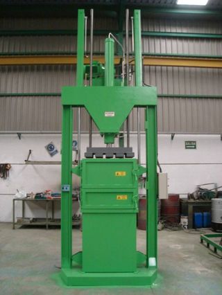 Prensa para empacar ropa usada