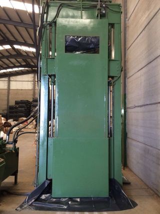 Prensa para empacar ropa usada