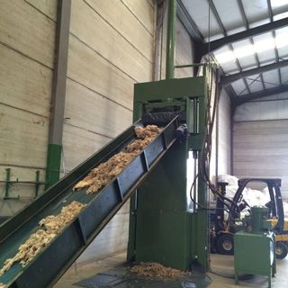 Prensa para empacar ropa usada