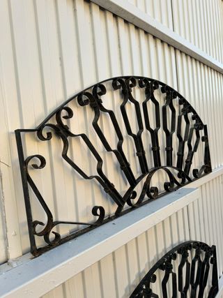 Pareja de rejas tragaluz de medio punto.