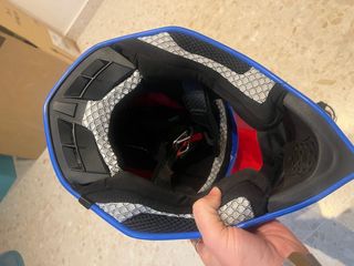 casco , protector del pecho y guantes de moto niño