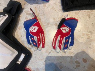 casco , protector del pecho y guantes de moto niño