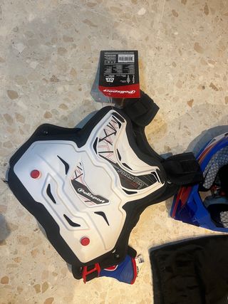 casco , protector del pecho y guantes de moto niño