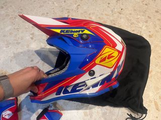 casco , protector del pecho y guantes de moto niño