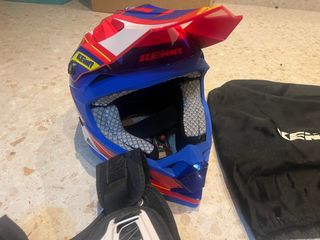 casco , protector del pecho y guantes de moto niño