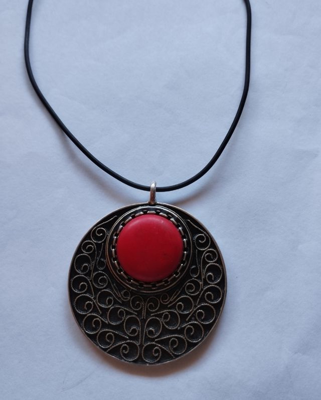 Colgante con medallón plateado y rojo
