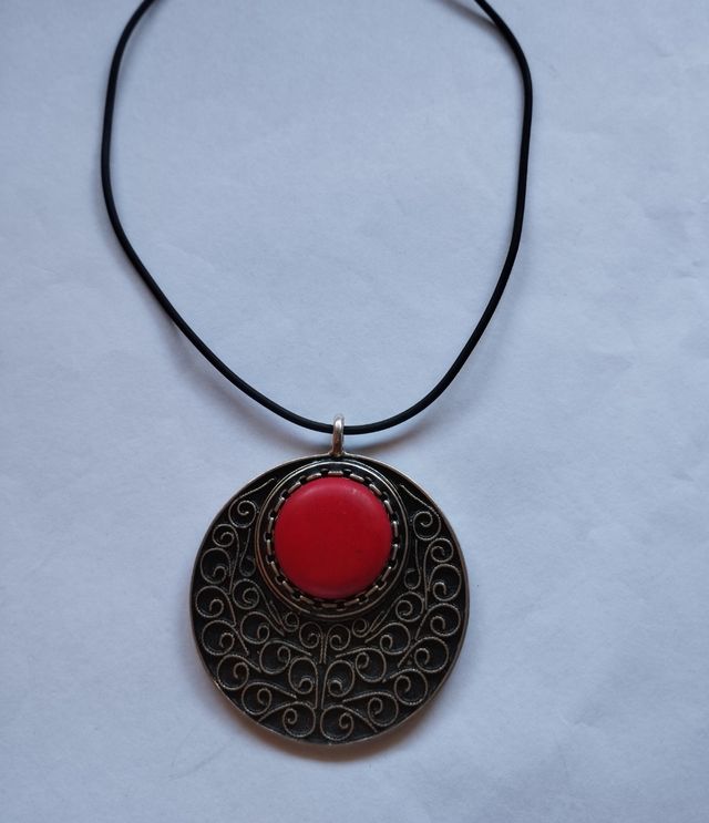 Colgante con medallón plateado y rojo