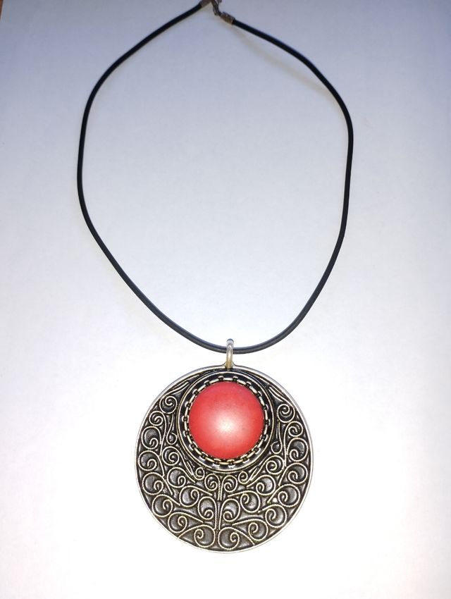 Colgante con medallón plateado y rojo