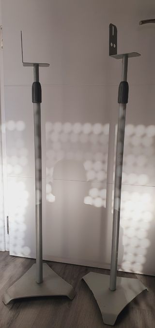 Soporte altavoz elevable color gris