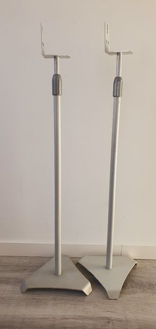 Soporte altavoz elevable color gris