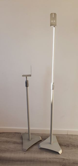 Soporte altavoz elevable color gris