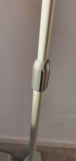 Soporte altavoz elevable color gris