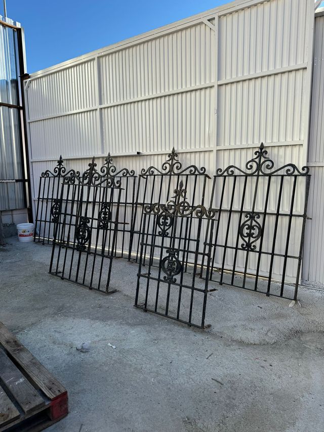 Conjunto de 6 rejas macizas hechas a fragua.