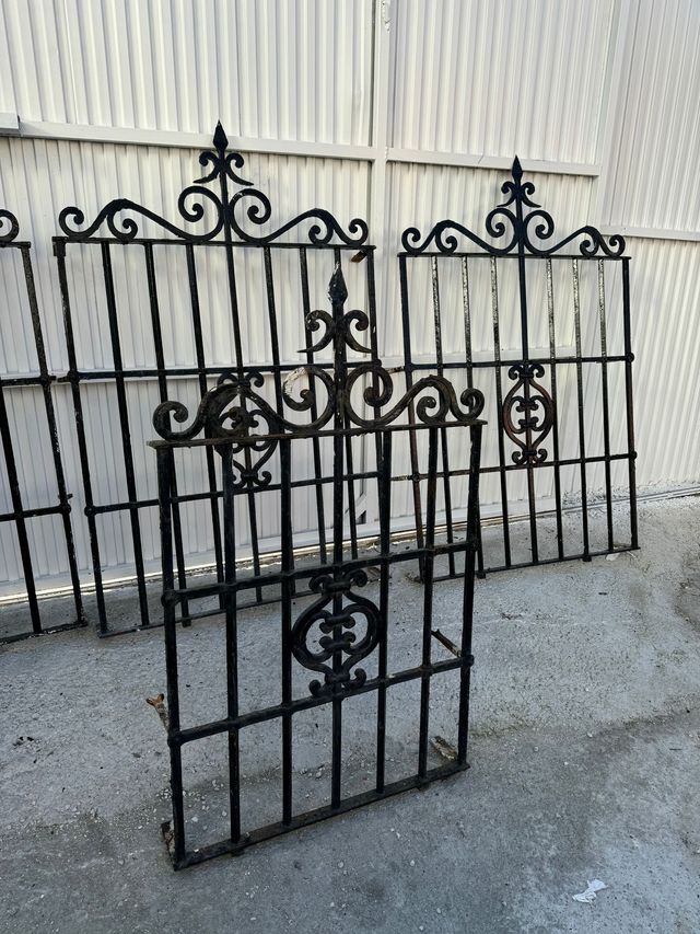 Conjunto de 6 rejas macizas hechas a fragua.