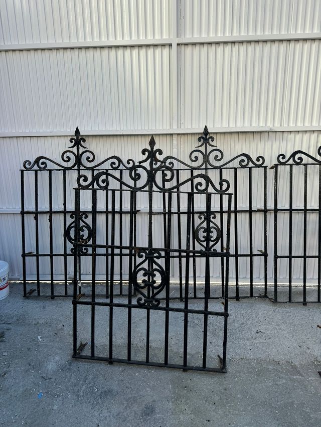 Conjunto de 6 rejas macizas hechas a fragua.