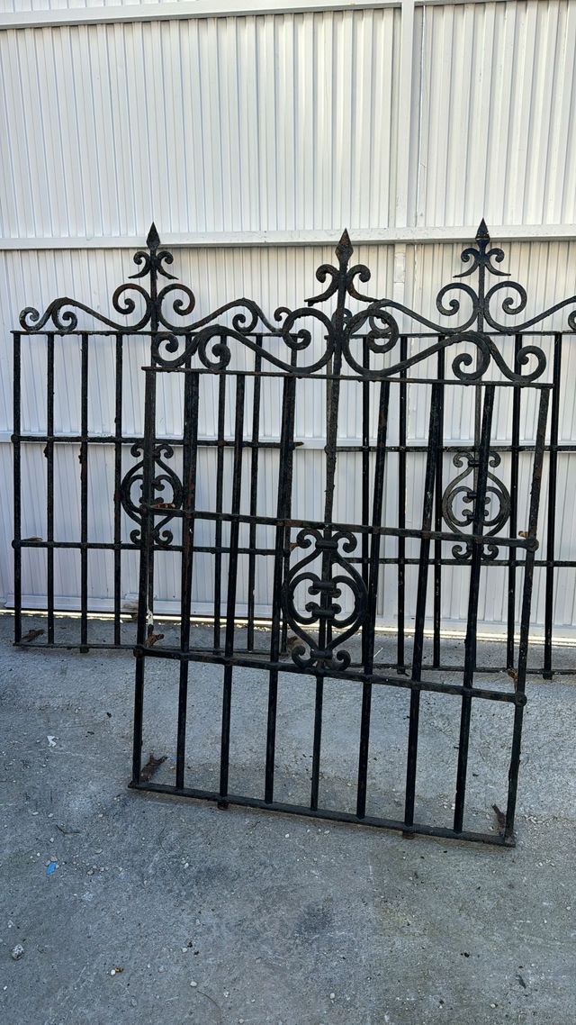 Conjunto de 6 rejas macizas hechas a fragua.