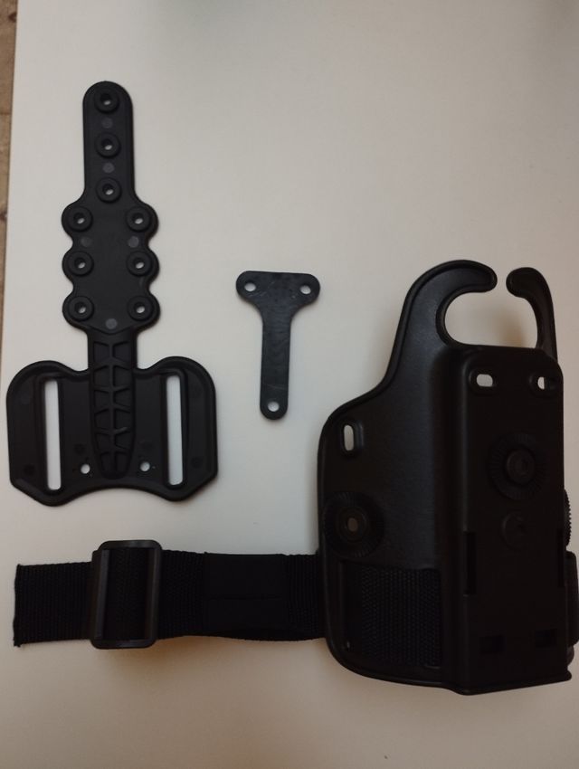 Pernera para funda de pistola.