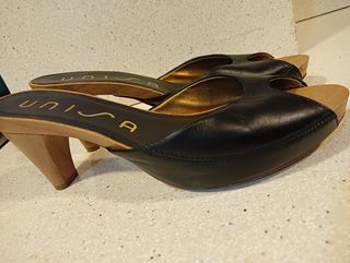 Zuecos UNISA de piel.