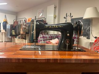 Maquina de coser antigua. Una joya