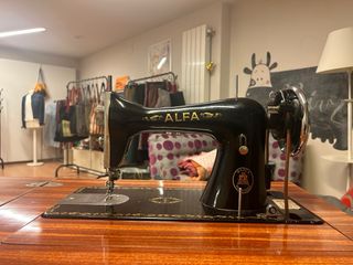 Maquina de coser antigua. Una joya