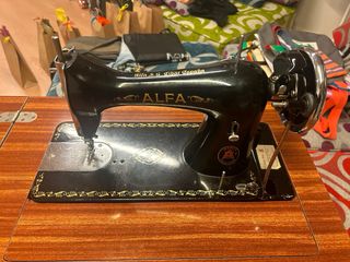 Maquina de coser antigua. Una joya