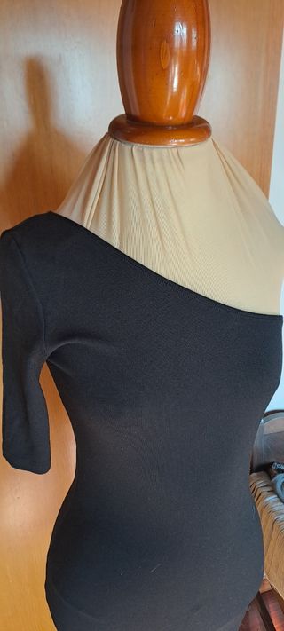 Vestido negro un hombro descubierto