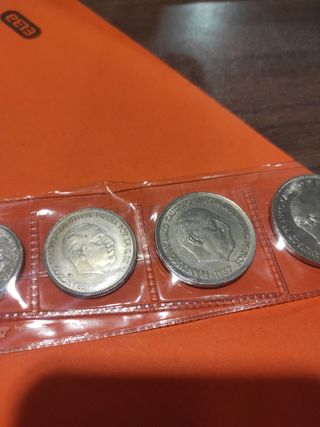 Franco 8 monedas con la de los agujeros