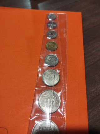 Franco 8 monedas con la de los agujeros