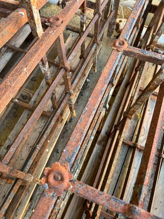 14 Rejas iguales macizas hechas a fragua.