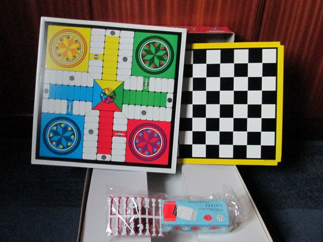 Juegos de mesa varios en uno (parchís, damas...)