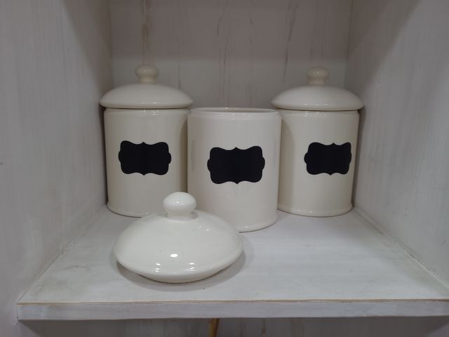 Botes cerámicos blancos