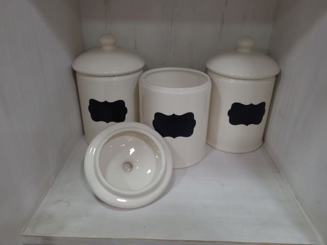 Botes cerámicos blancos