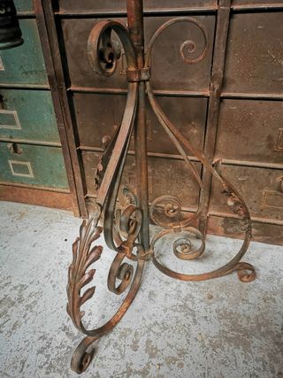 Macetero antiguo metálico. Grande