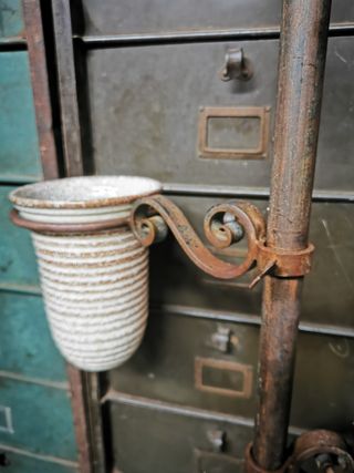 Macetero antiguo metálico. Grande