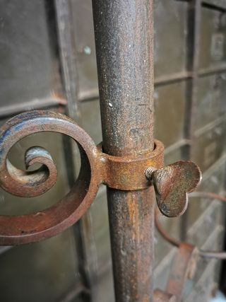 Macetero antiguo metálico. Grande