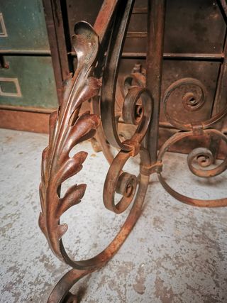 Macetero antiguo metálico. Grande