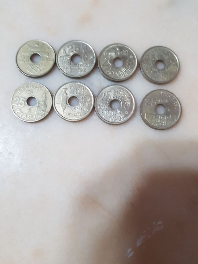 varias monedas de 25 pesetas.