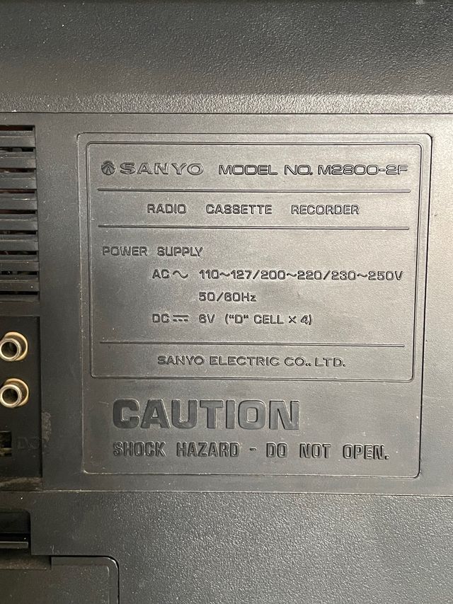 Antigua Radio Sanyo, M2800 - 2F