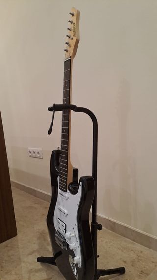 Guitarra ASHTON tipo STRATO.