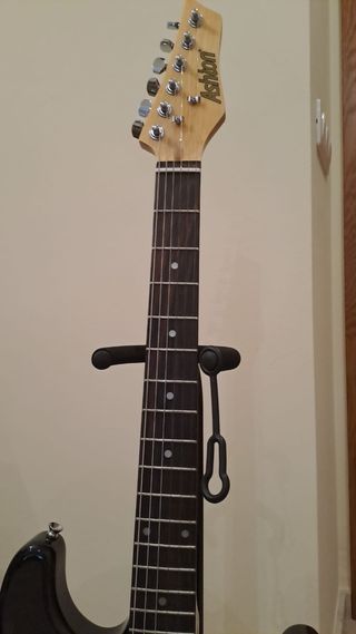 Guitarra ASHTON tipo STRATO.