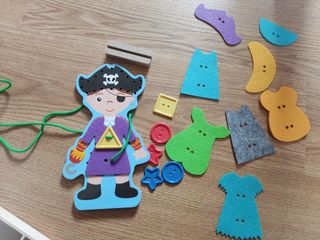 Juguete de madera coser con cordones