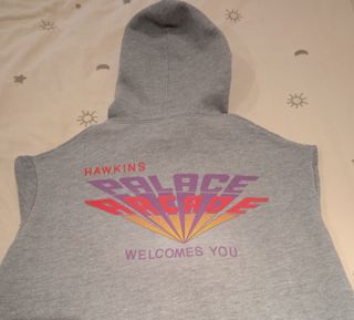 Sudadera gris 'Stranger things' para Pull and Bear