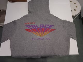 Sudadera gris 'Stranger things' para Pull and Bear