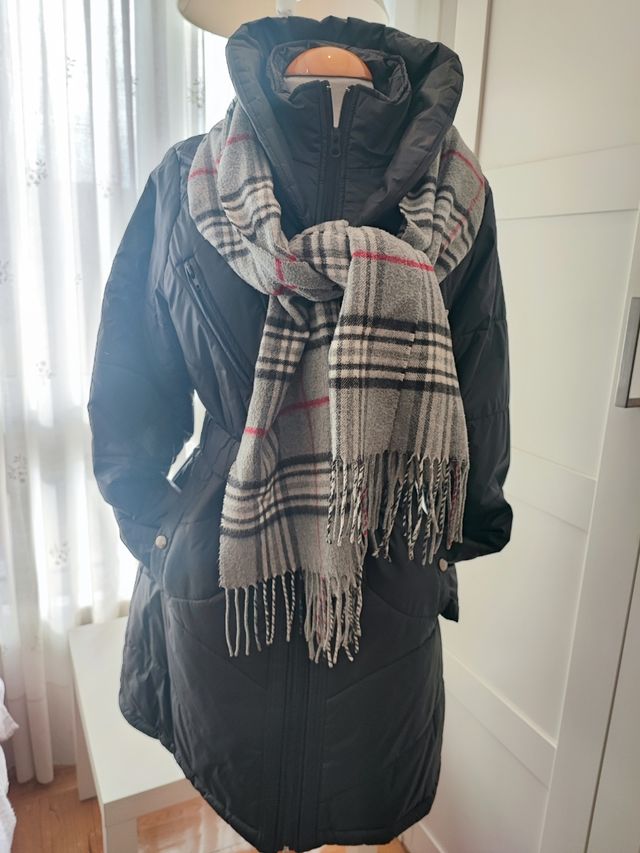 Estilosa parka con regalo de bufanda
