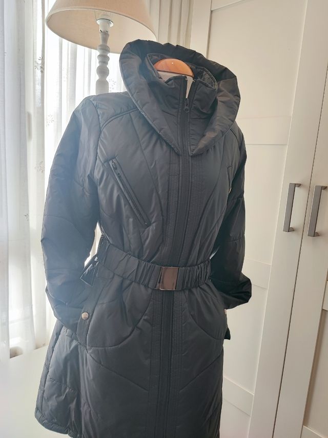 Estilosa parka con regalo de bufanda