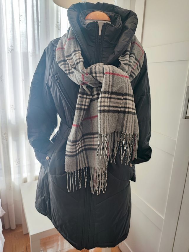 Estilosa parka con regalo de bufanda