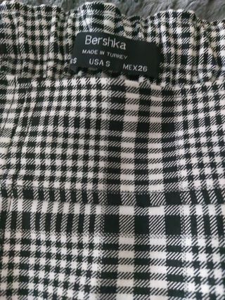 Falda cuadros Bershka.
