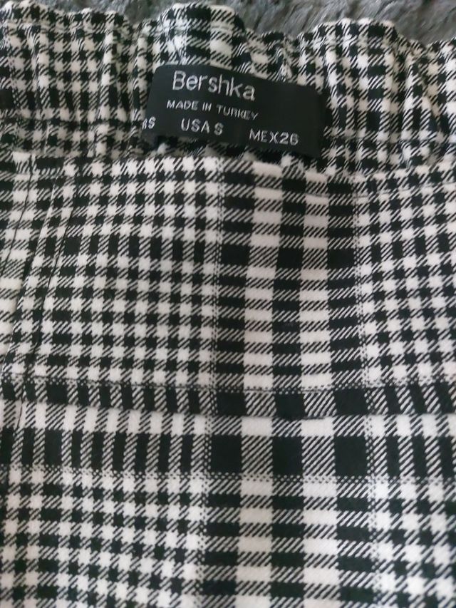Falda cuadros Bershka.